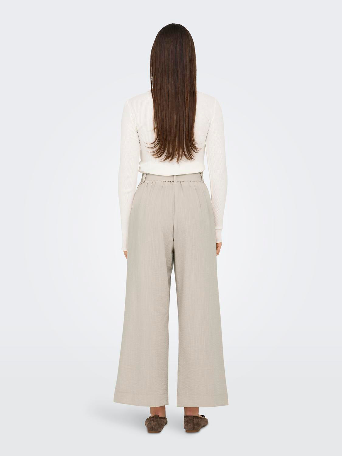 model_shot-back